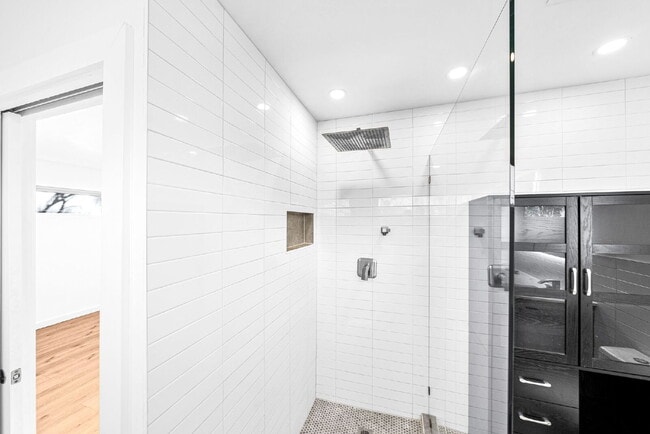 Building Photo - Gorgeous New Remodel with a Bright and Open Floorplan