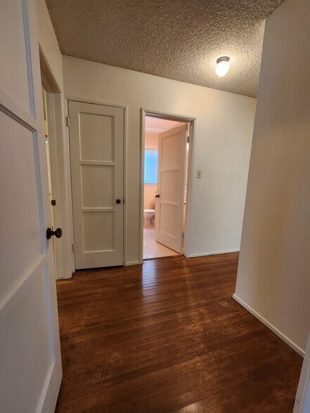 Linen closet in hallway - 1107 Florida St