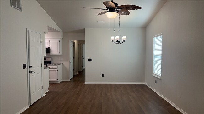 Building Photo - 1209 W Bishop Dr