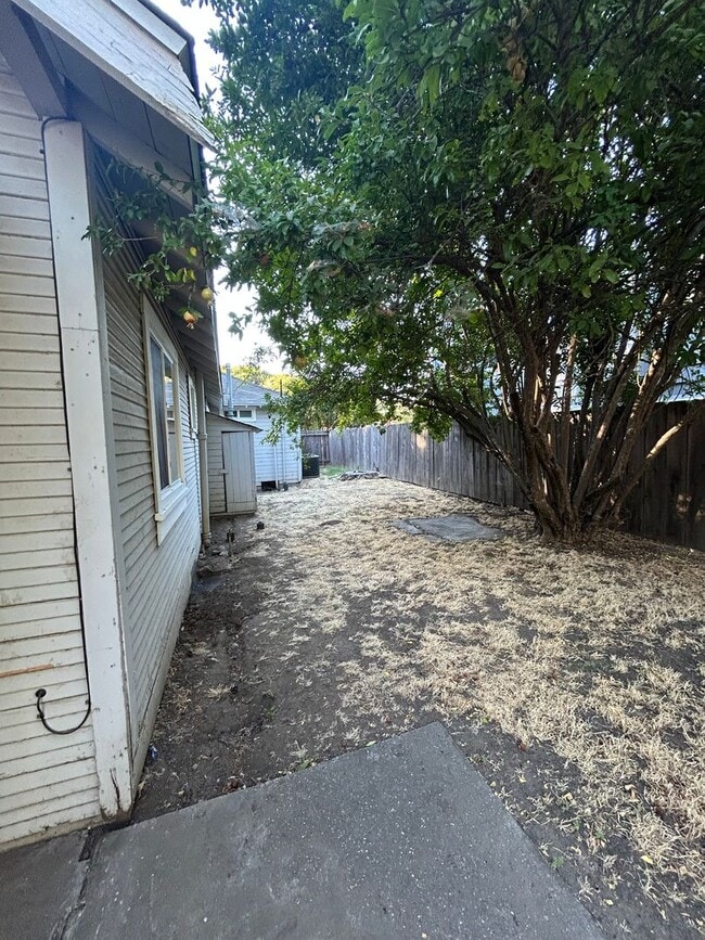 Building Photo - 4 bedroom 2 bath next to Chico State.