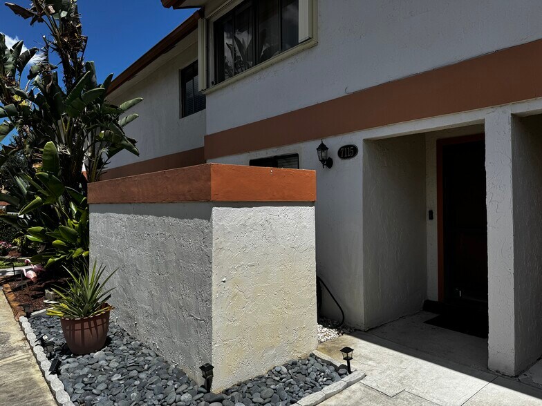 Building Photo - 7115 SW 42nd Ct