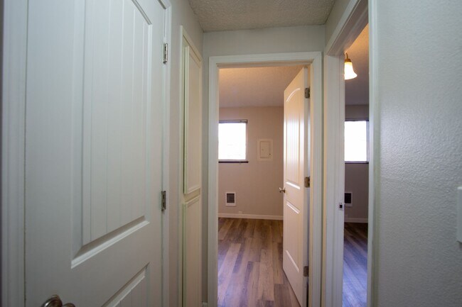 Building Photo - Ground Floor 2 Bdr Close to the Heart of Multnomah Village!