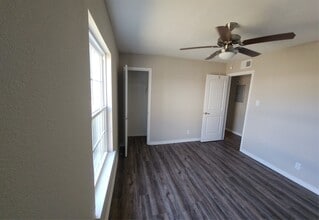 Building Photo - 724 E Ave N