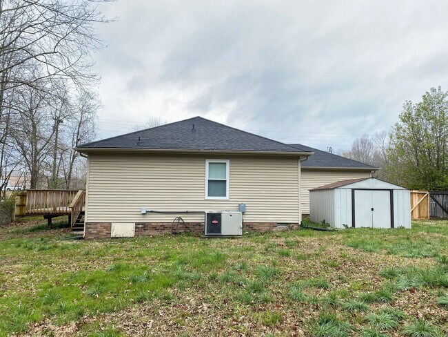 Building Photo - Beautifully Updated 3 Bed/2 Bath Home with...