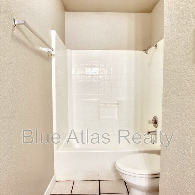 Building Photo - 402 Kings Way Dr