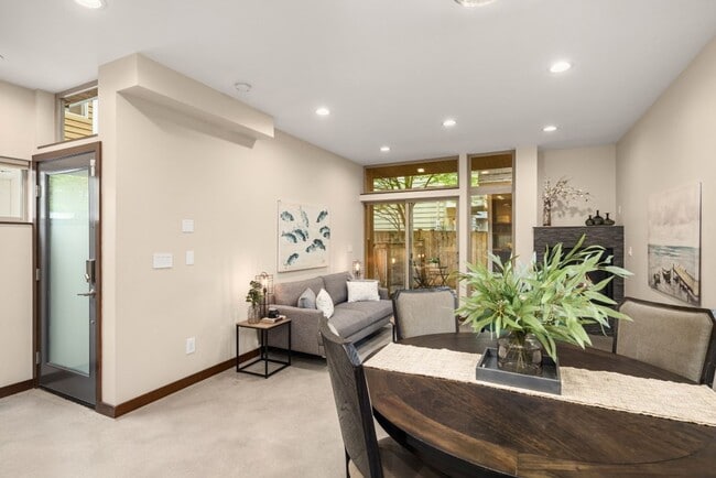 Building Photo - 3bd/3ba Seattle Townhome