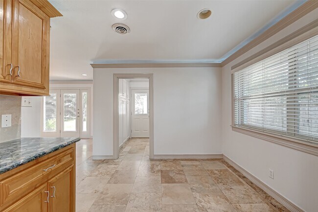 Building Photo - 5611 Briarbend Dr