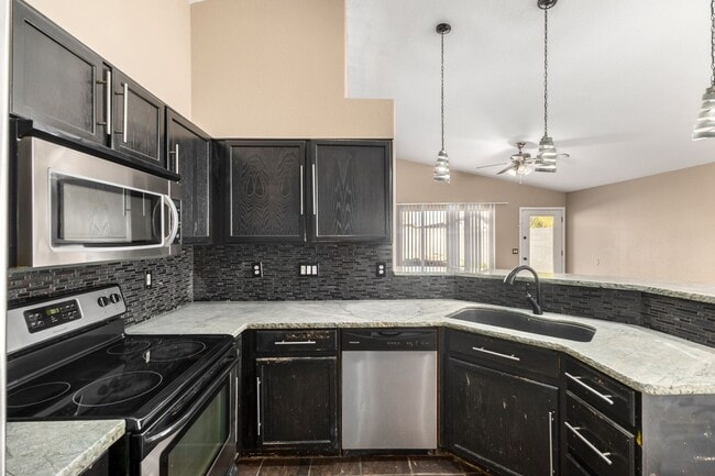 Building Photo - Charming 4-Bedroom Peoria Home with Private Pool – Great Location!
