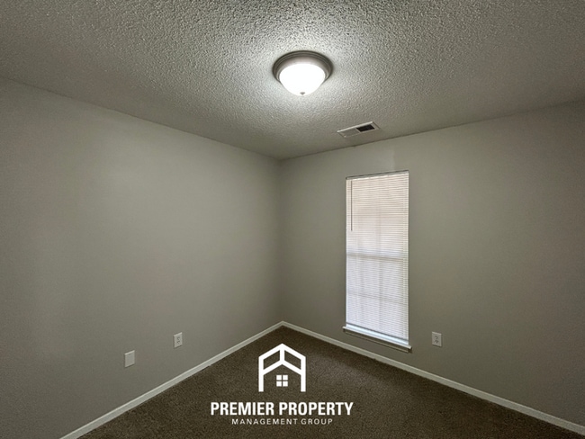 Building Photo - 3760 Ivanhoe Dr