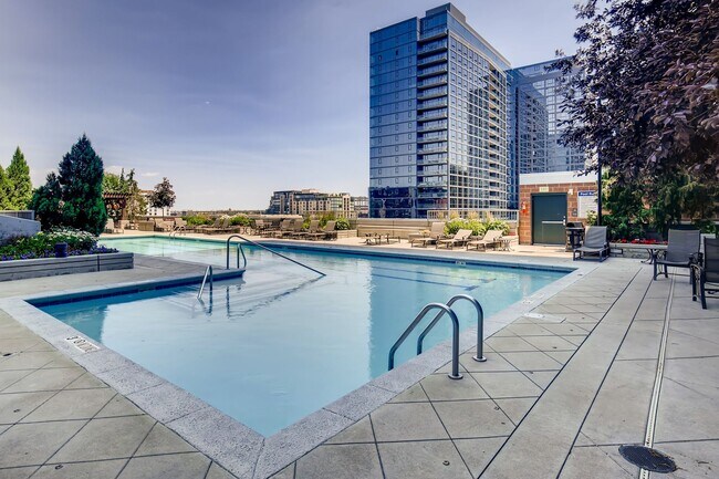 Building Photo - INCREDIBLE Riverfront Park Condo- 1BD/1BA ...