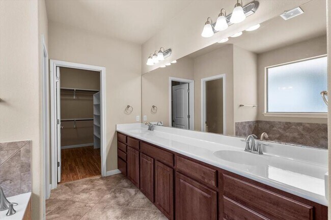 Building Photo - 2041 Livonia Dr