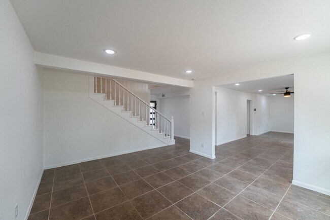 Building Photo - Hidden Gem | 4 bed 3 bath home in highly sought after Windsor Park!!!