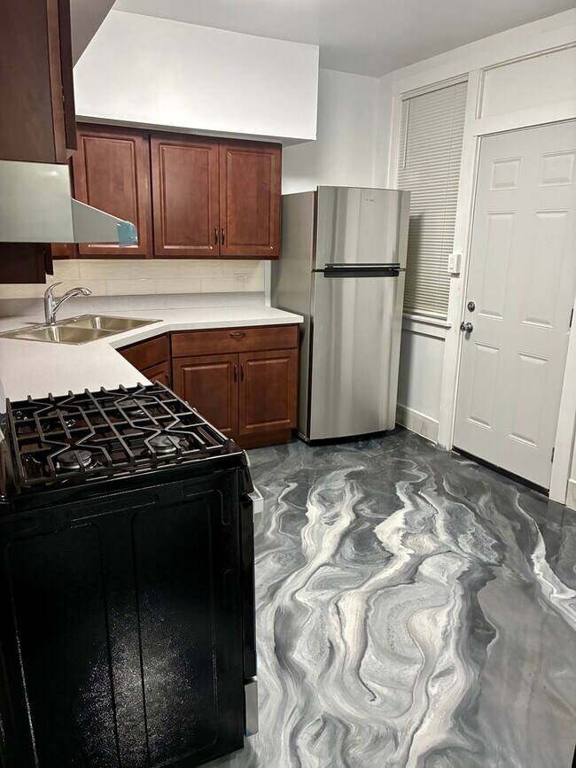 Building Photo - 5215 W Potomac Ave