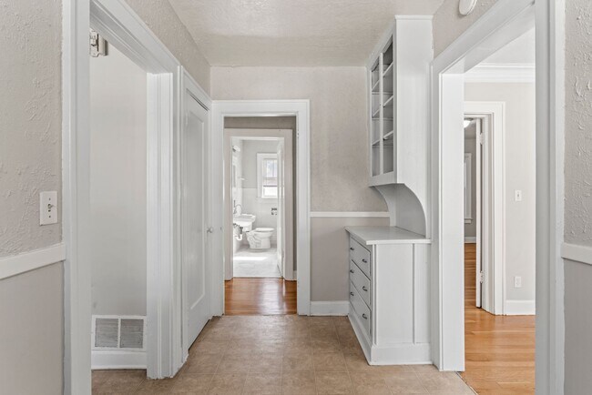 Building Photo - Charming 2-Bedroom Apartment Near UMKC – Hardwood Floors & Pet-Friendly Living in Kansas City $13...