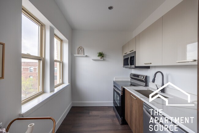 Building Photo - 1555 W Hollywood Ave