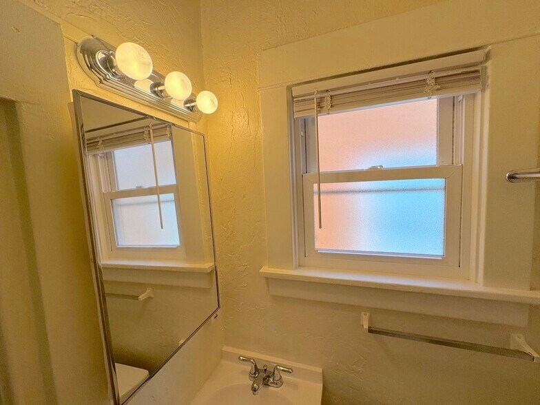 Building Photo - 40 Brooks Ave