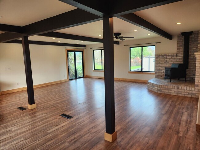 Building Photo - 985 Gumview Rd