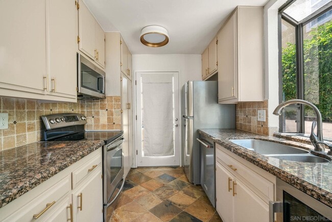 Building Photo - 2544 Navarra Dr