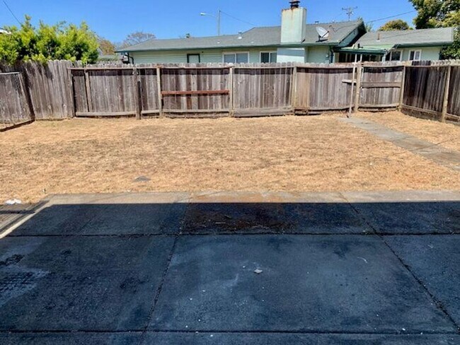 Building Photo - 4 bed 1.5 bath House in Richmond -- AVAILABLE NOW !!