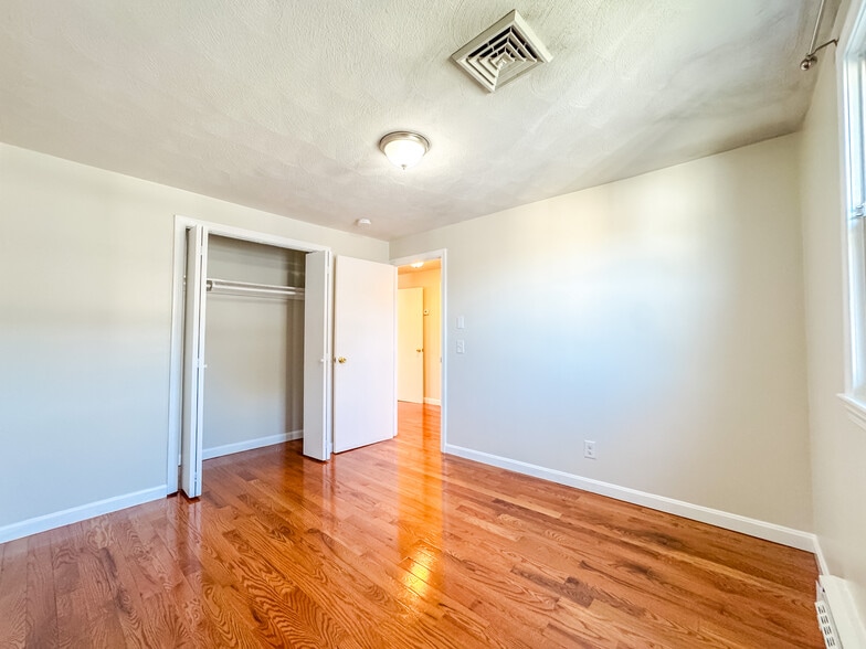 Building Photo - 74 Dunboy St