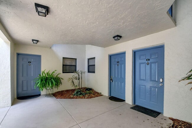 Building Photo - 1495 Lake Crystal Dr