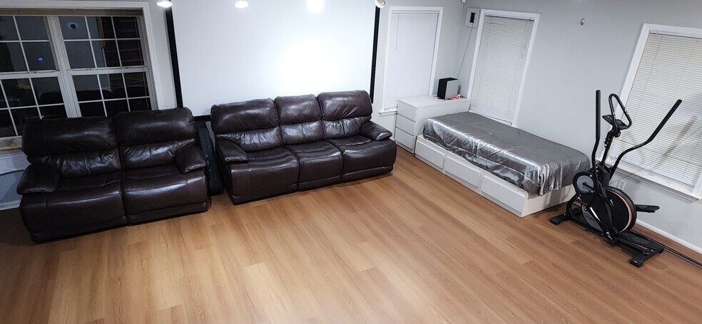 Living - 1103 Roseberry Ct