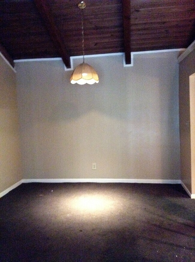 Building Photo - Great Condo Unit Available For Only $1,100...
