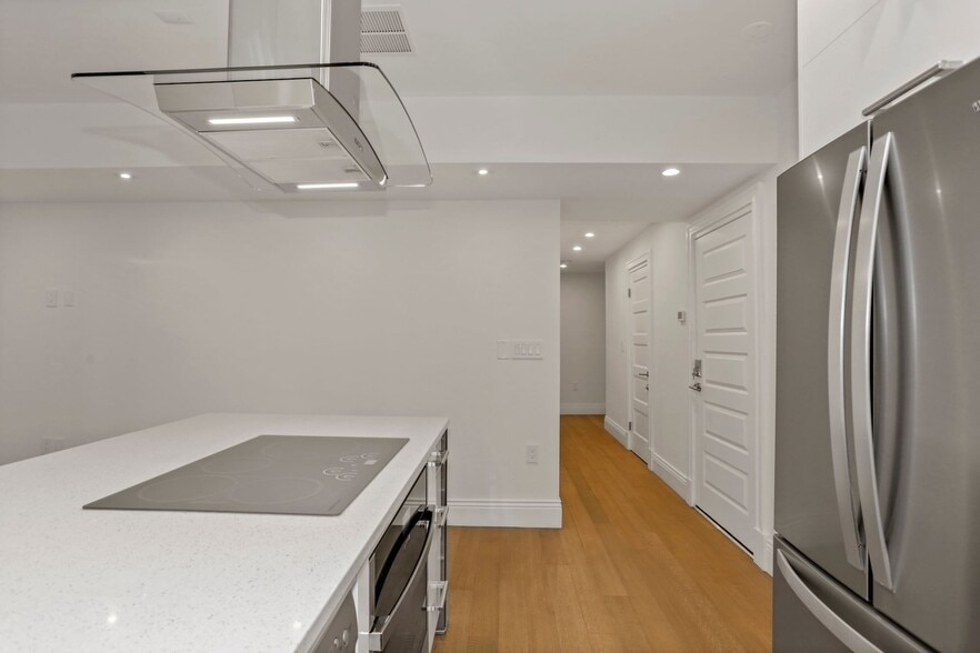Kitchen and hallway - 913 N Ivy St