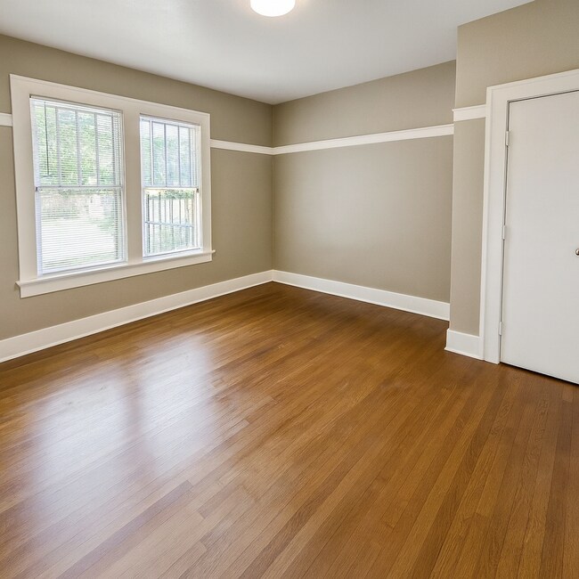 Building Photo - Best located house in West Campus, 6 large bedrooms open floorplan.