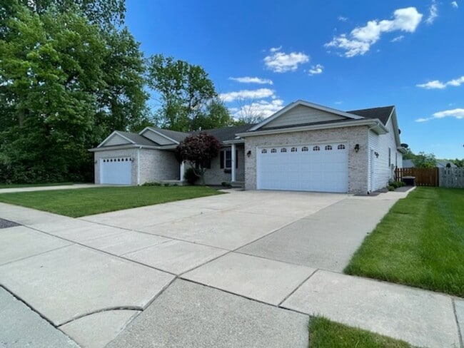 Building Photo - Beautiful 5 Bedroom 3 Bath home Sherman Illinois $2300