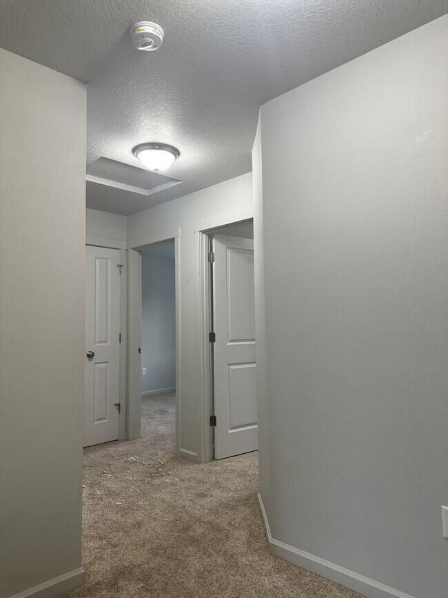 Building Photo - Available now! 3 bedroom ~ 2.5 Bathroom stylish home in Adair Village!