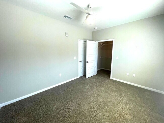 Building Photo - 300 Willow Grv Wy