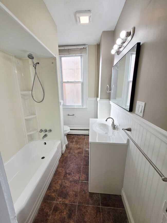 Building Photo - 20 Walnut St