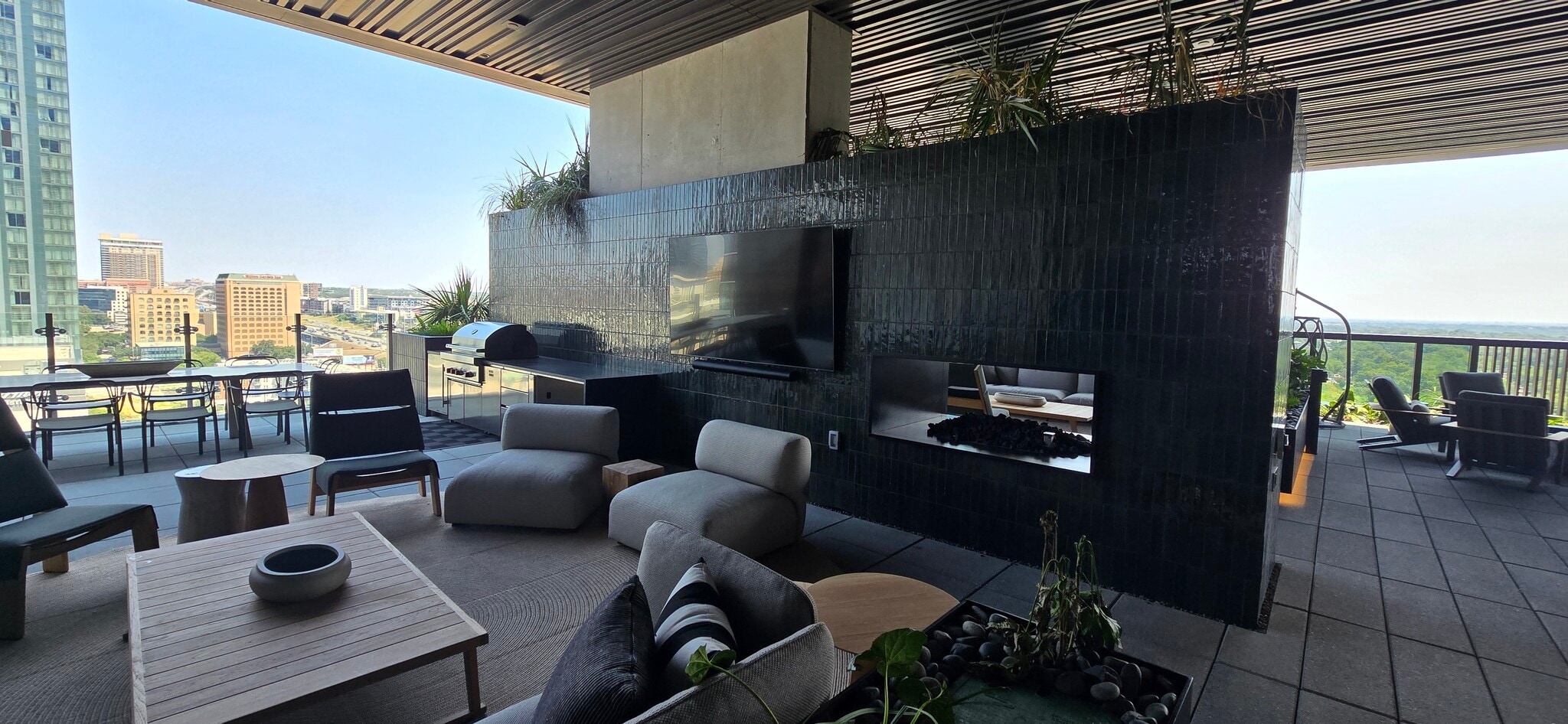 Gas grilling and fireplace - 610 Davis St