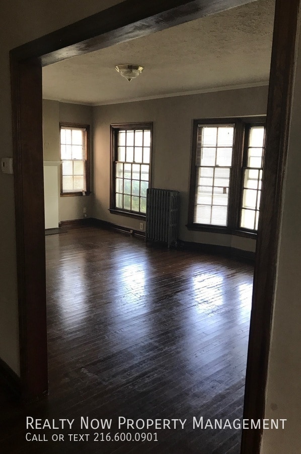 Building Photo - SHAKER HEIGHTS 2 bed DOWN