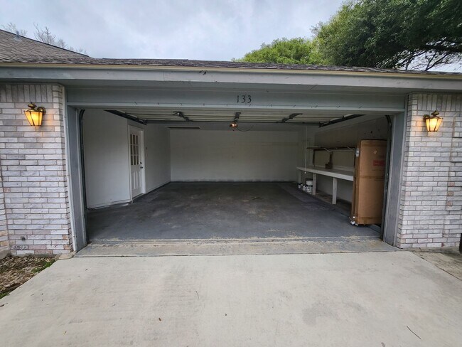 Building Photo - Awesome 4 bdrm/2.5 ba in La Brisas