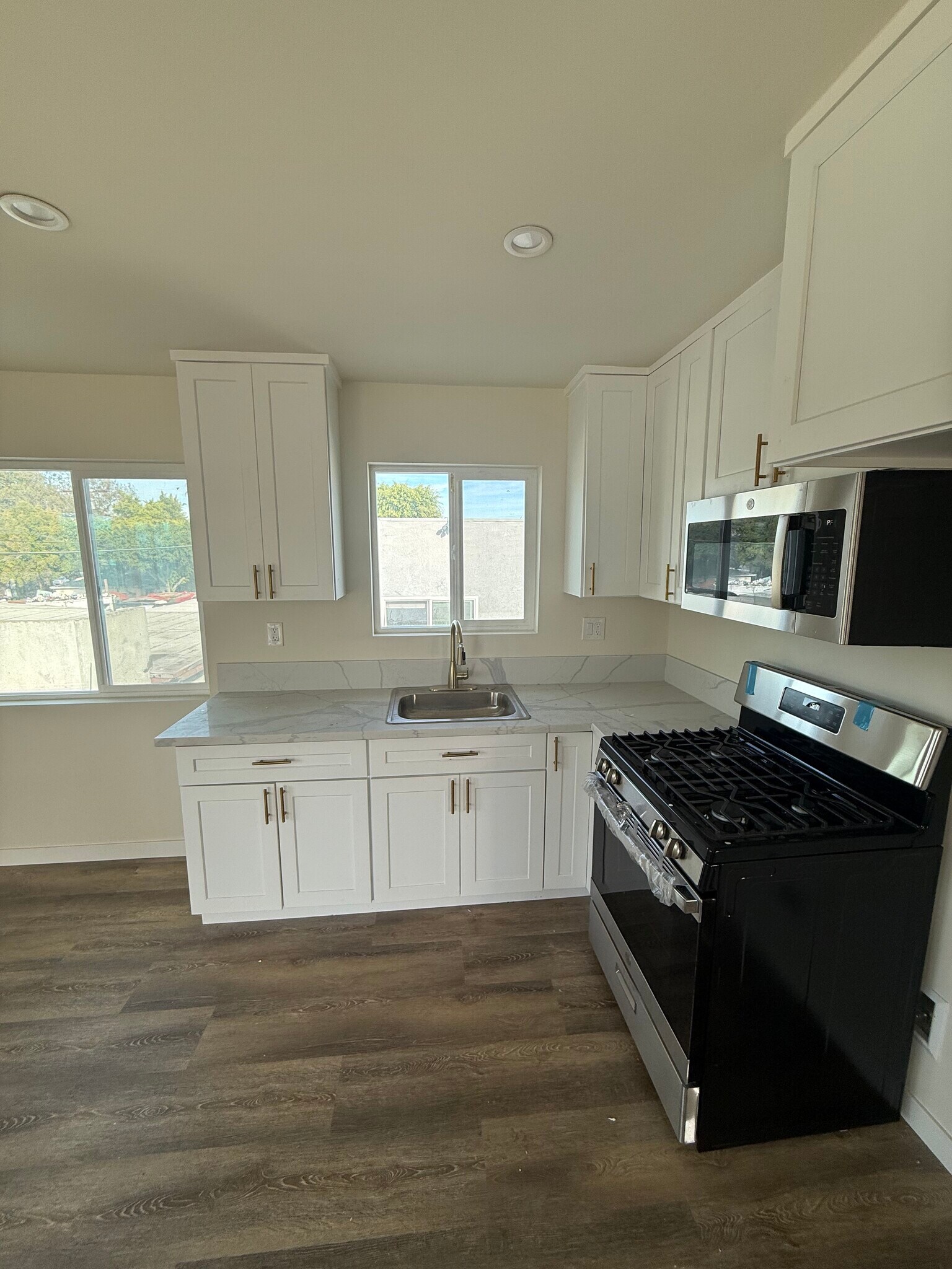 Building Photo - 1653 W 204th St