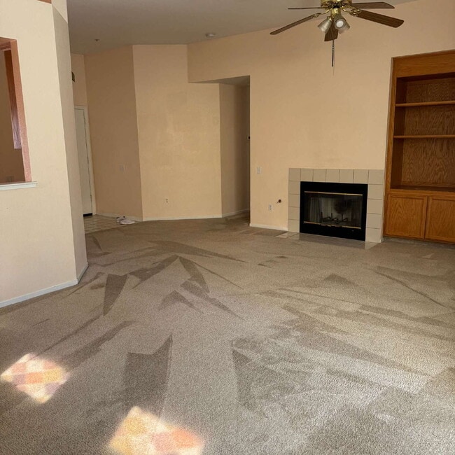 Building Photo - Great location near park and shopping