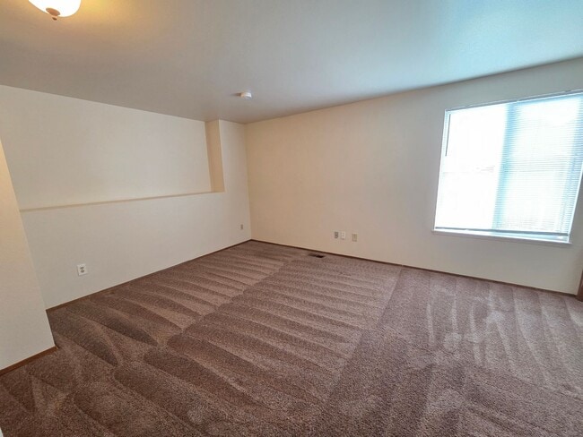Building Photo - 3 bed, 2.5 bath home in Frontier Village!