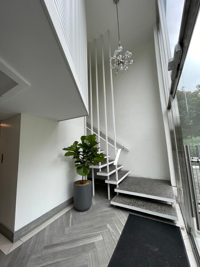 Building Photo - 333 S Reeves Dr