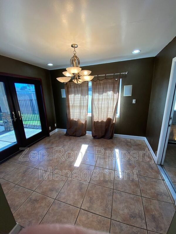 Building Photo - 815 W Juanita Cir