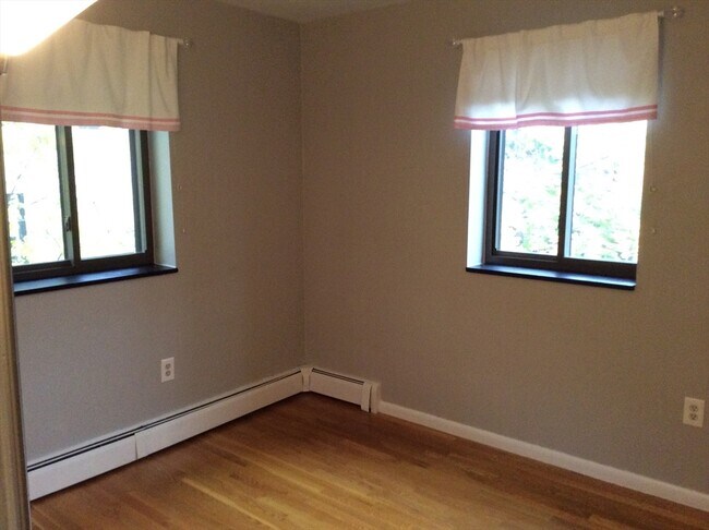 Building Photo - 5 Centre St