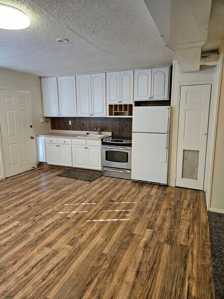 Building Photo - 204 8th St