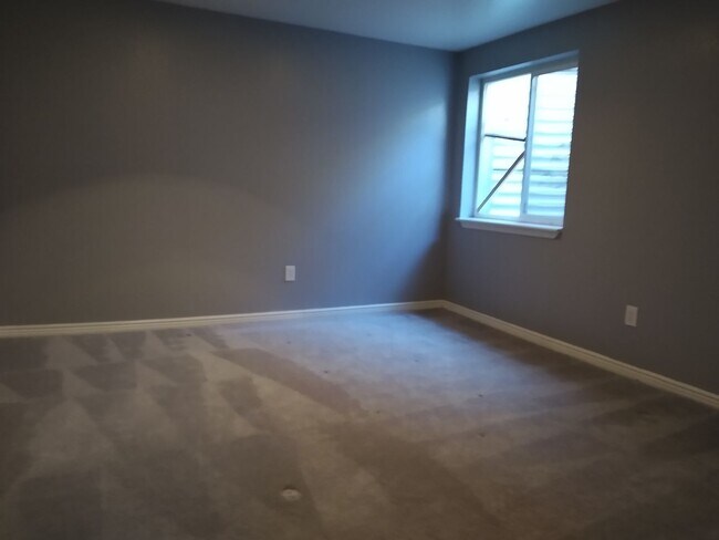 Building Photo - Massive and Expansive 5 Bedroom Green Vall...