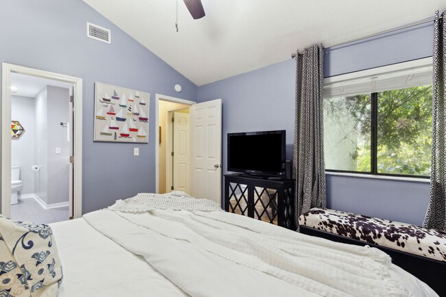 Building Photo - Bright and Modern 2-Bedroom Condo – Walk t...