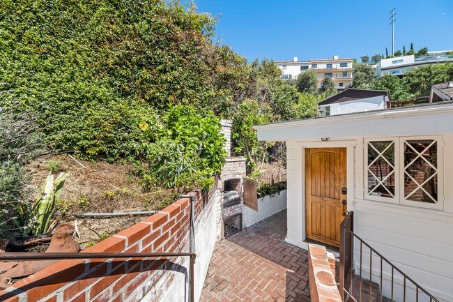 Building Photo - 1685 Sunset Plaza Dr