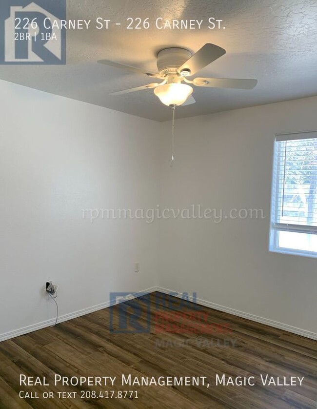 Building Photo - Private 2 Bedroom