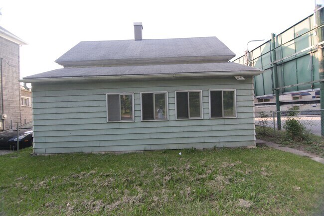 Building Photo - Updated 1 Bedroom Pet Friendly Home - Rent...