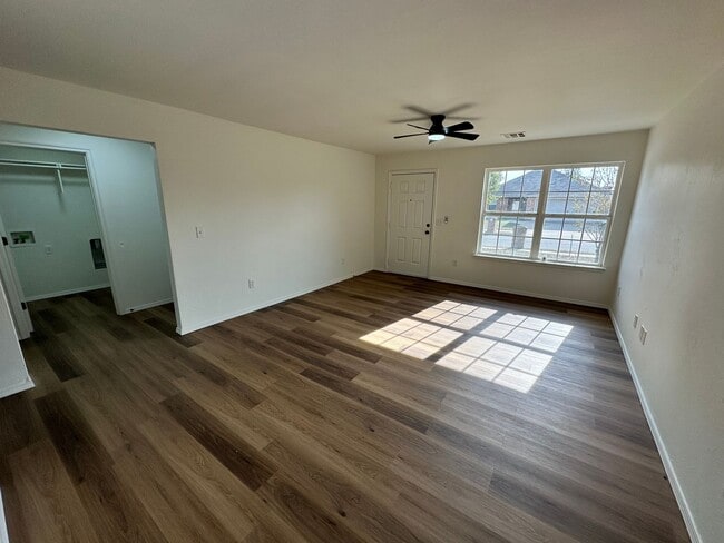 Building Photo - Beautiful 3bed/2bath House Available Near Tinker and Oklahoma Heart Hospital!