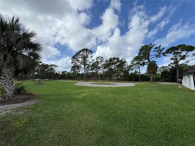 Building Photo - 900 Crestwood Rd